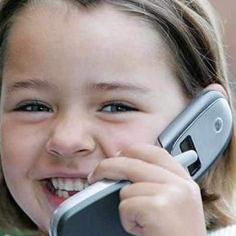 Cand trebuie sa cumperi copilului primul telefon mobil