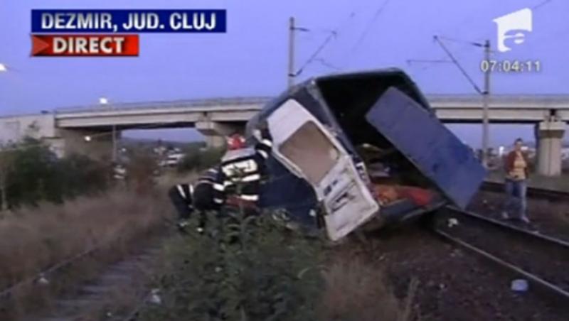 VIDEO! Cluj: Un microbuz a fost spulberat de un tren