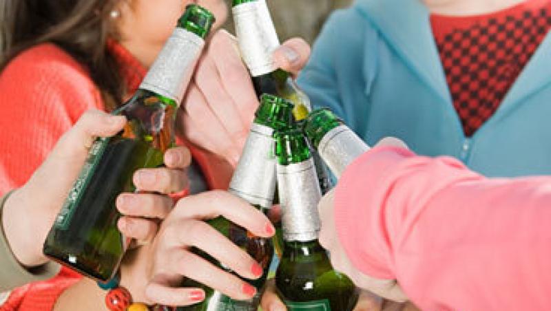 Studiu: adolescentii beau mai mult cand se indragostesc
