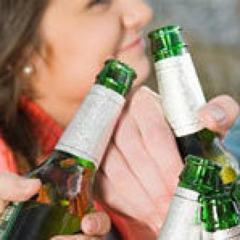 Studiu: adolescentii beau mai mult cand se indragostesc
