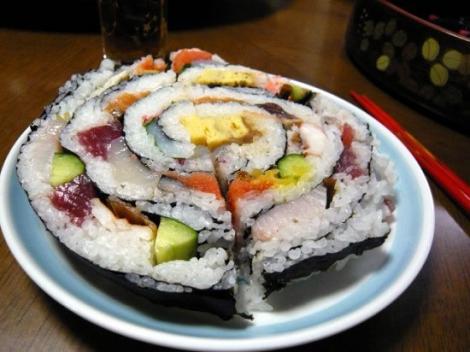 FOTO! Cel mai mare sushi din lume, in meniul unui restaurant japonez