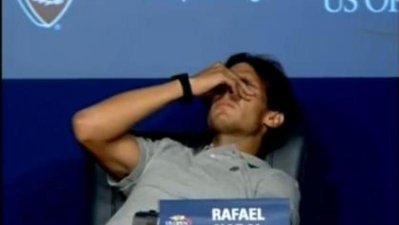 VIDEO! Rafael Nadal a cazut sub masa din cauza crampelor, in timpul unei conferinte de presa la US Open