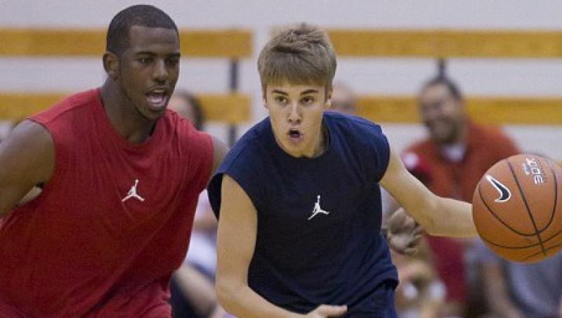 FOTO! Justin Bieber a jucat baschet in scopuri caritabile