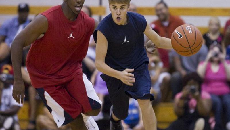 FOTO! Justin Bieber a jucat baschet in scopuri caritabile