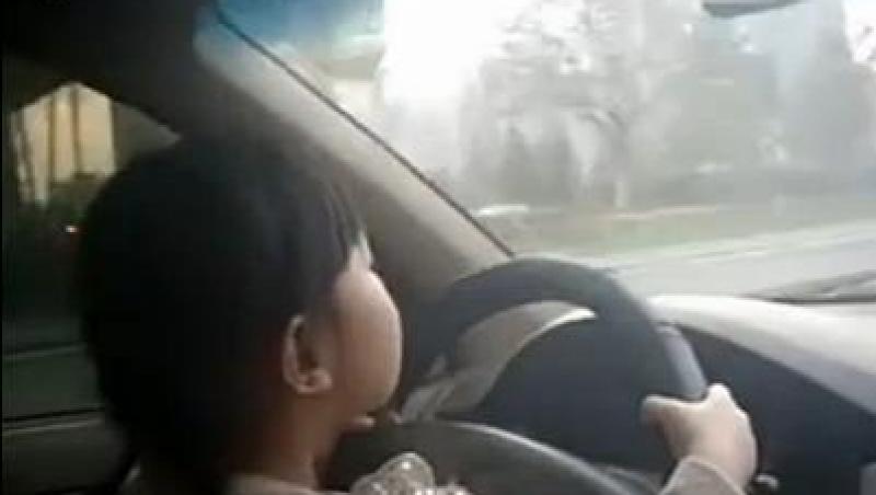 VIDEO! O fetita de 4 ani conduce masina pe o sosea aglomerata. Este filmata de mama ei