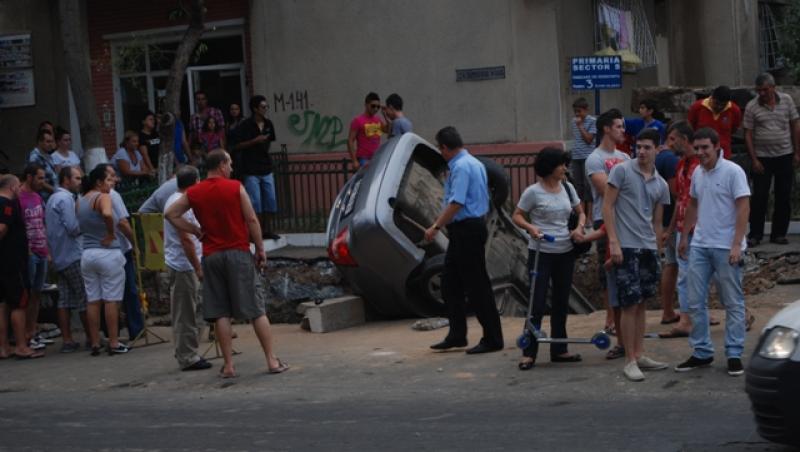FOTO! Accident uluitor in Capitala: Masina inghitita de o gaura in asfalt
