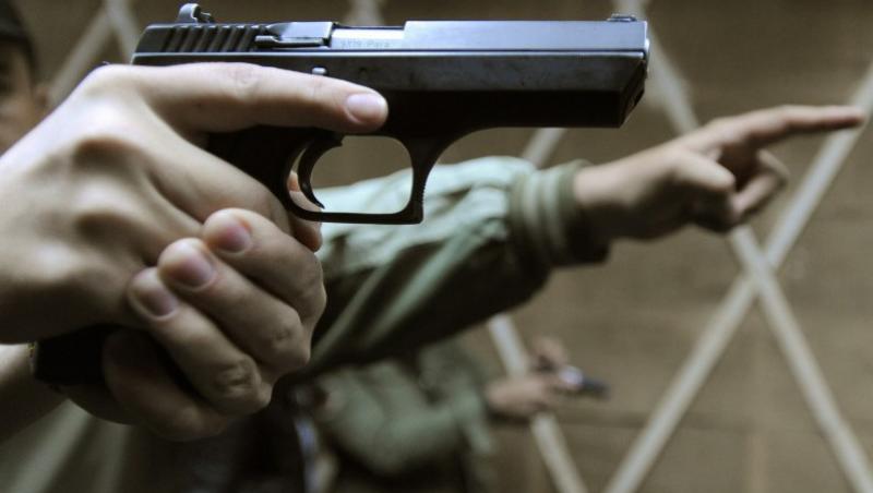 Conflict cu focuri de arma pe o strada din Fetesti: Doi arestati