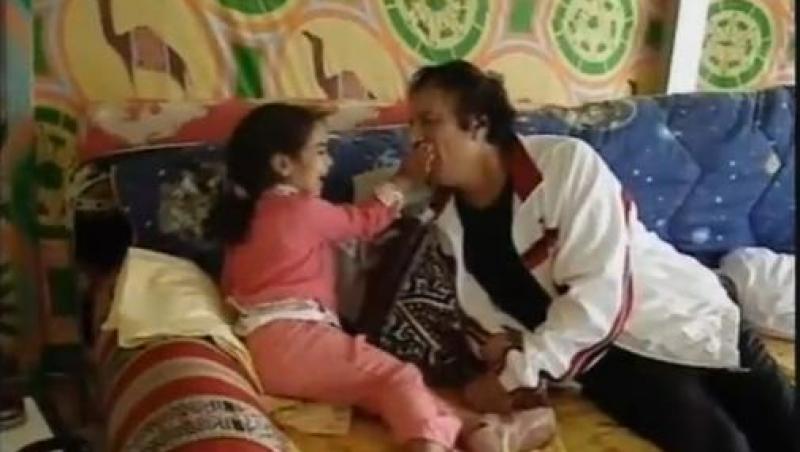 VIDEO! Imagini inedite cu Gaddafi: bunicul dictator care isi hranea si rasfata nepotii