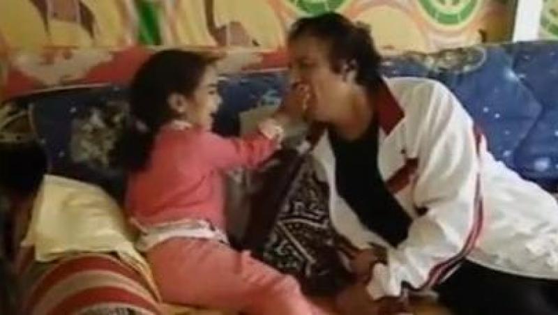 VIDEO! Imagini inedite cu Gaddafi: bunicul dictator care isi hranea si rasfata nepotii