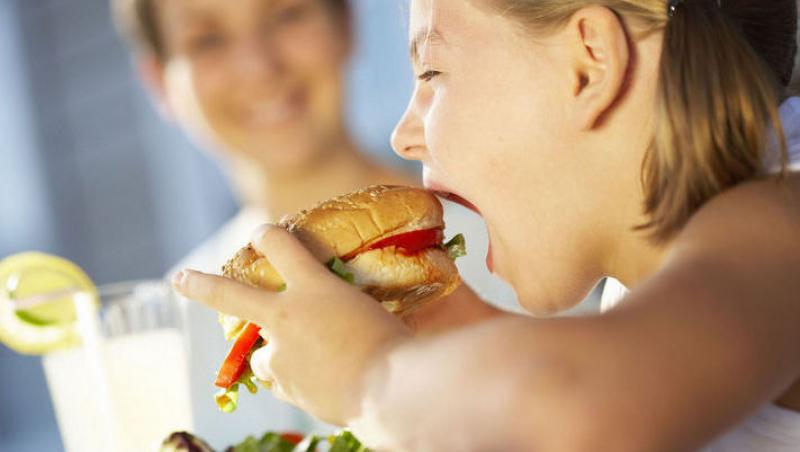 Pericol crescut de astm pentru copiii care iubesc fast-foodul