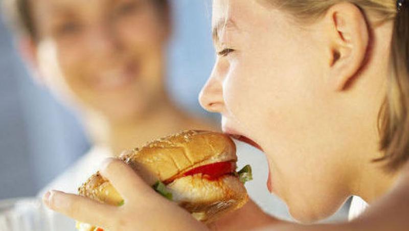 Pericol crescut de astm pentru copiii care iubesc fast-foodul