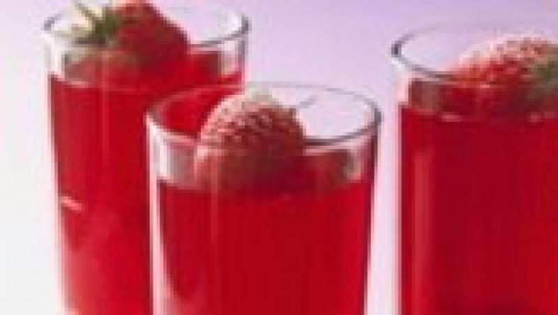 Reteta zilei: capsuni in vin roze