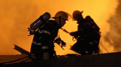 VIDEO! Incendii in seara de Revelion in Drobeta Turnu Severin si Iasi