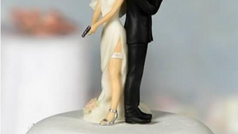 Vezi cele mai amuzante figurine pentru tortul de nunta!