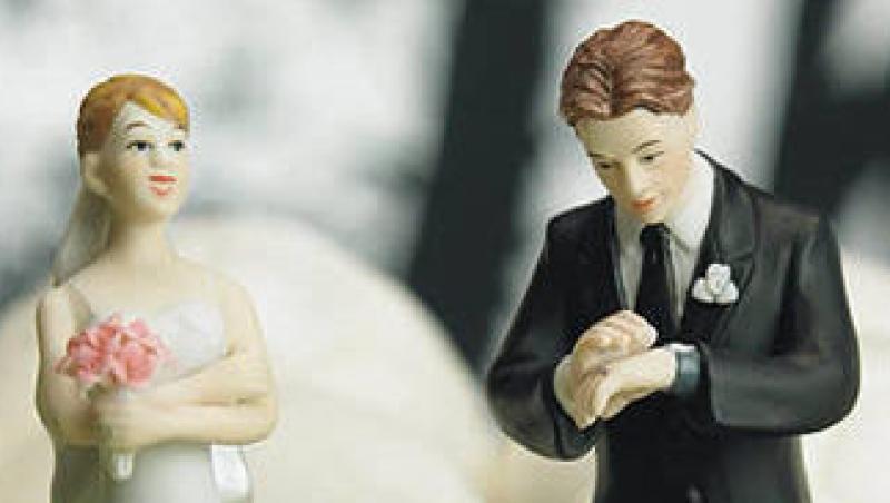 Vezi cele mai amuzante figurine pentru tortul de nunta!