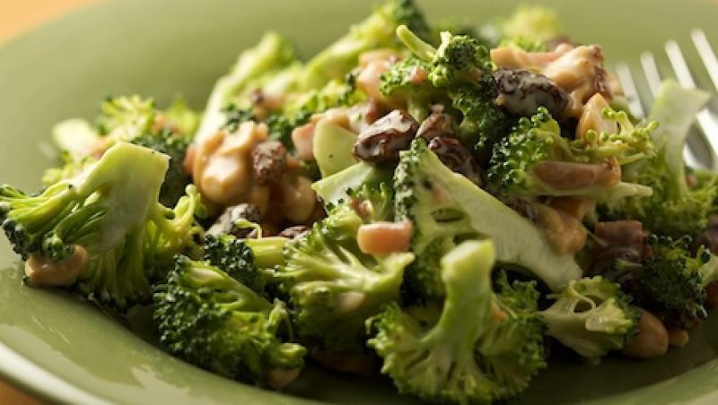 Reteta usoara: Salata de broccoli cu avocado