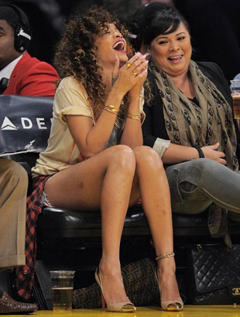 FOTO! Rihanna s-a dat in spectacol la un meci din NBA!