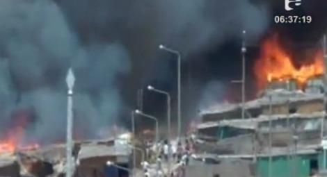 VIDEO! Incendiu devastator intr-o mahala din Peru. Peste 800 de oameni au ramas pe drumuri