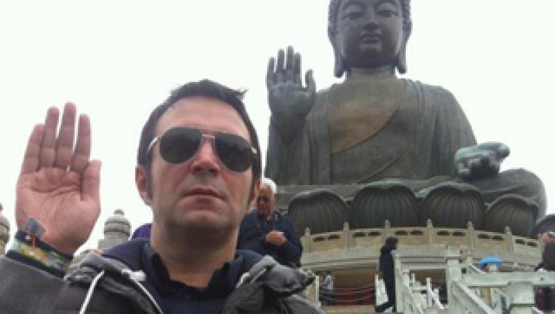 FOTO! Daniel Buzdugan s-a pozat langa statuia lui Buddha