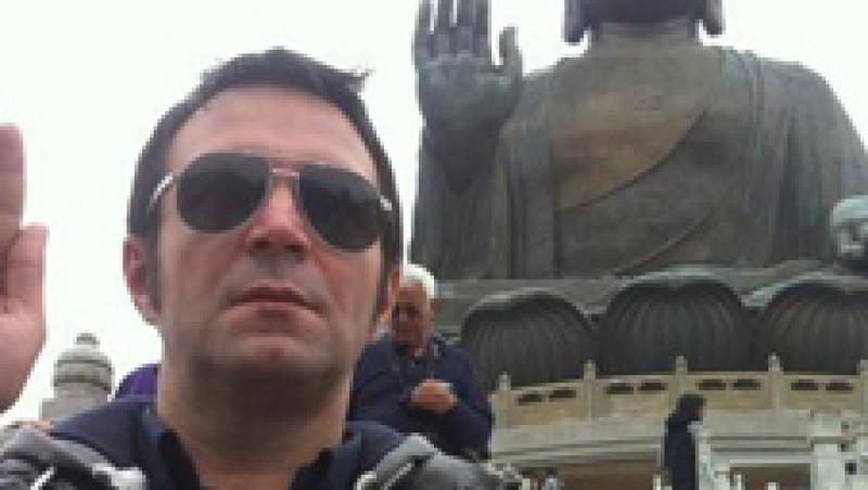 FOTO! Daniel Buzdugan s-a pozat langa statuia lui Buddha