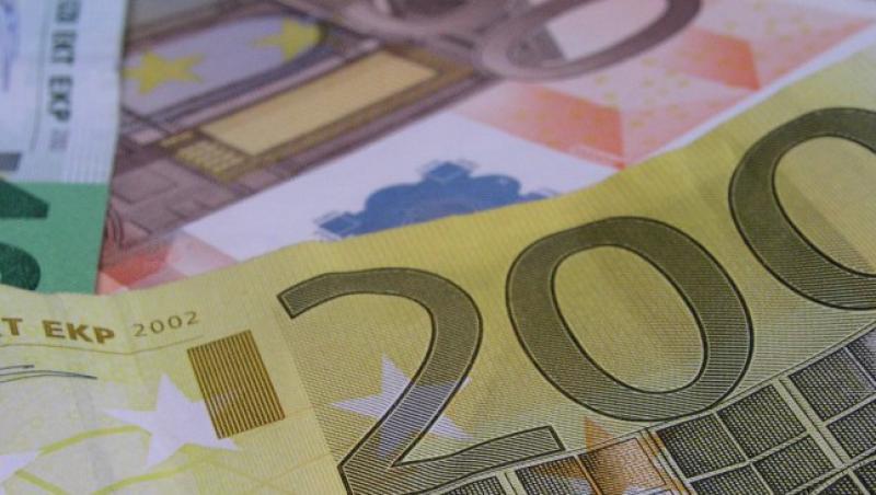 Leul scade in raport cu euro si dolarul american