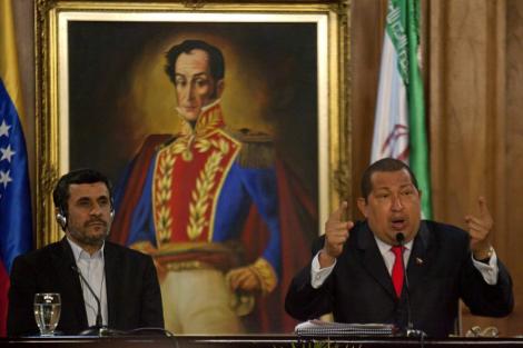 Ahmadinejad si Hugo Chavez si-au batut joc de americani: "Avem mare bomba atomica"