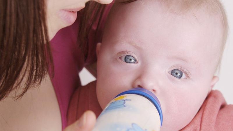 Studiu: Bebelusii hraniti cu biberonul plang mai putin si adorm mai repede