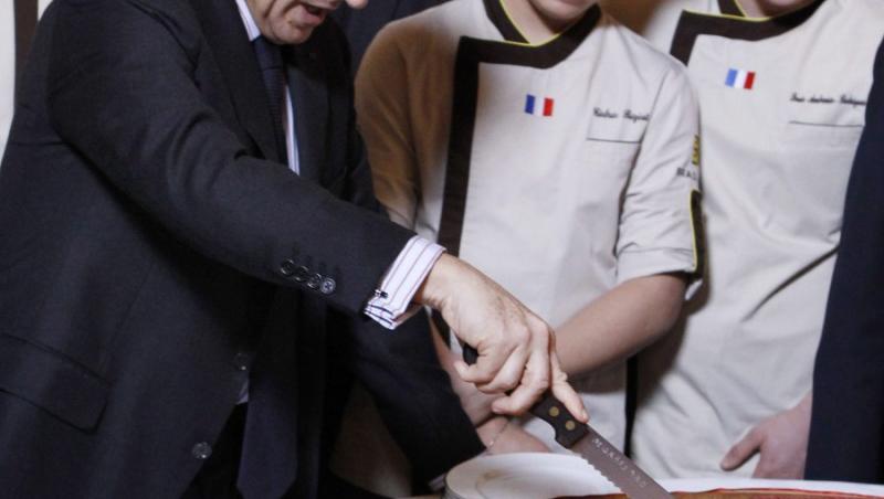 FOTO! Nicolas Sarkozy a taiat tortul regilor de Boboteaza