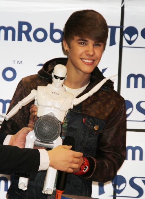 FOTO & VIDEO! Justin Bieber a prezentat "mRobo Ultra Bass", la Consumer Electronics Show