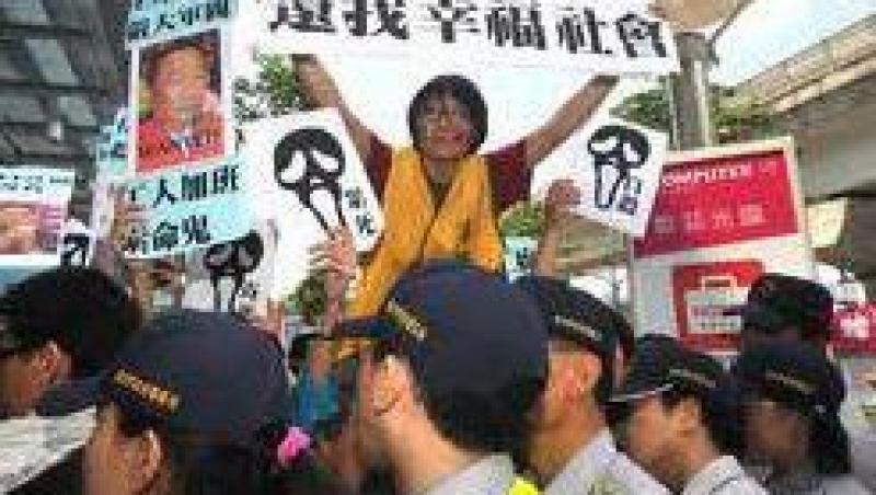150 de muncitori din China ameninta cu sinuciderea in masa