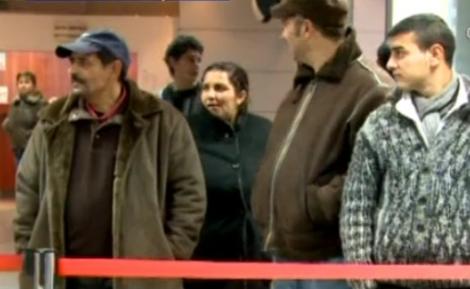 Peste 150 de romi s-au intors din Franta pe aeroportul din Timisoara
