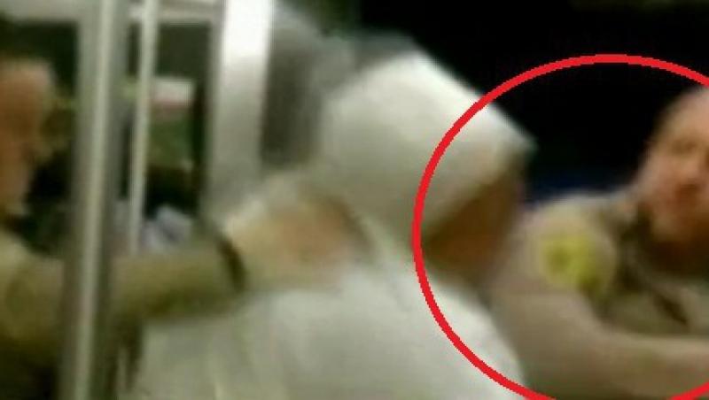 VIDEO! Un politist din Los Angeles a lovit o femeie cu cotul in figura