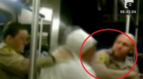 VIDEO! Un politist din Los Angeles a lovit o femeie cu cotul in figura
