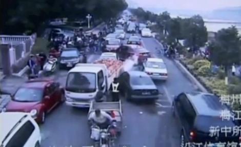 VIDEO Un sofer urmarit de politie tamponeaza 13 masini pe o sosea din China