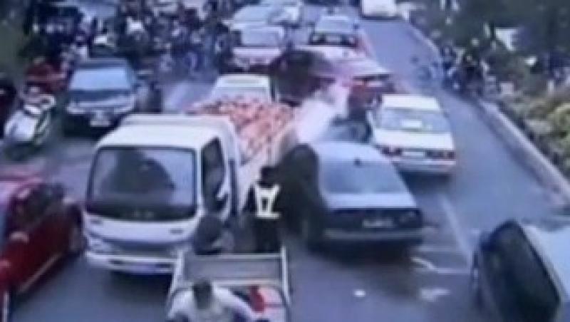 VIDEO Un sofer urmarit de politie tamponeaza 13 masini pe o sosea din China