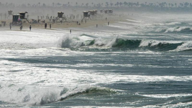 FOTO! Este vremea surfing-ului in California. Vezi aici imagini senzationale!