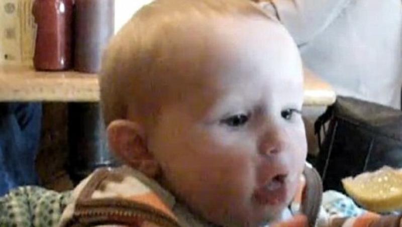 VIDEO! Vezi cum reactioneaza un bebelus cand mananca lamaie!