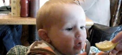 VIDEO! Vezi cum reactioneaza un bebelus cand mananca lamaie!