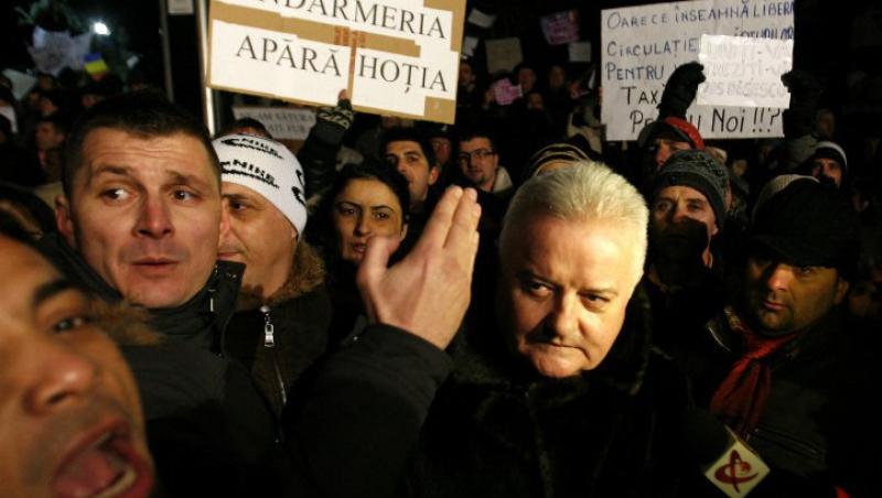 Irinel Columbeanu, imbrancit de manifestanti in Piata Universitatii