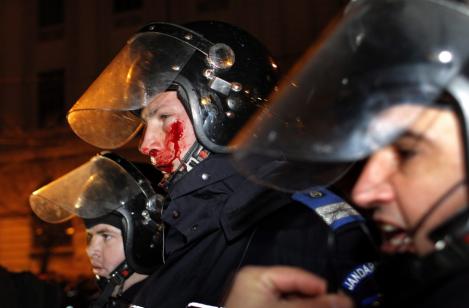 Bilantul oficial al violentelor din Piata Universitatii: suporteri ai echipelor Dinamo si Steaua, printre protestatari