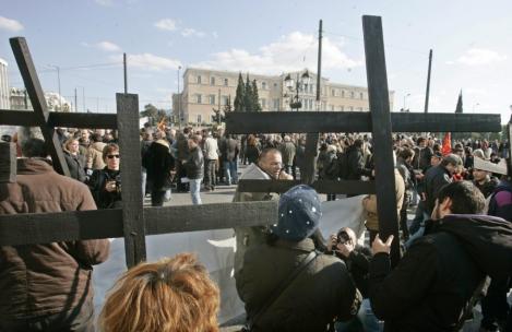 Proteste de amploare la Atena: Afara UE, FMI. Guvernantii vand Grecia