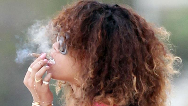 FOTO! Rihanna se drogheaza la malul marii