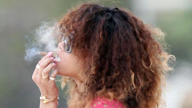 FOTO! Rihanna se drogheaza la malul marii