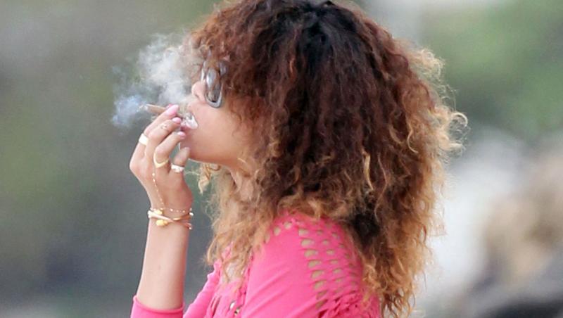 FOTO! Rihanna se drogheaza la malul marii