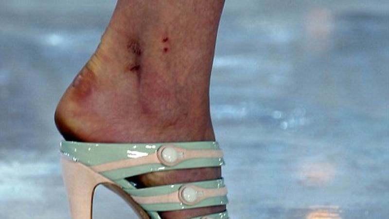 Marc Jacobs le lipeste modelelor pantofii de picioare inainte de defilari