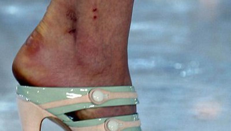 Marc Jacobs le lipeste modelelor pantofii de picioare inainte de defilari