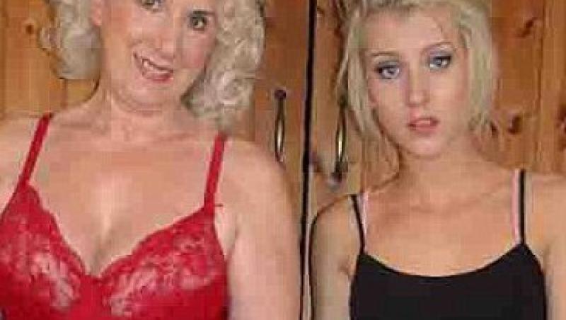 Marea Britanie: O mama isi invata fiica de 16 ani cum sa faca striptease