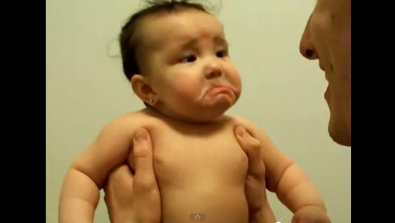 VIDEO! Vezi cum isi sperie un tata bebelusul!