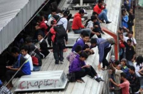Indonezia: calatorii fara bilet, aruncati de pe acoperisul vagonului de tren