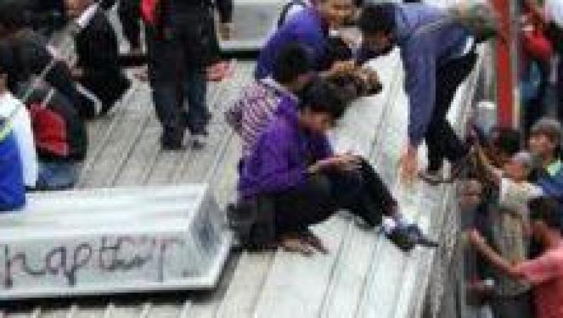 Indonezia: calatorii fara bilet, aruncati de pe acoperisul vagonului de tren